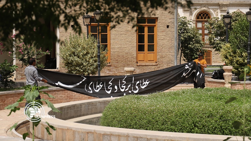 Iranpress: ‘خطاطو العزاء’ يظهرون حبهم للإمام الحسين في إيران
