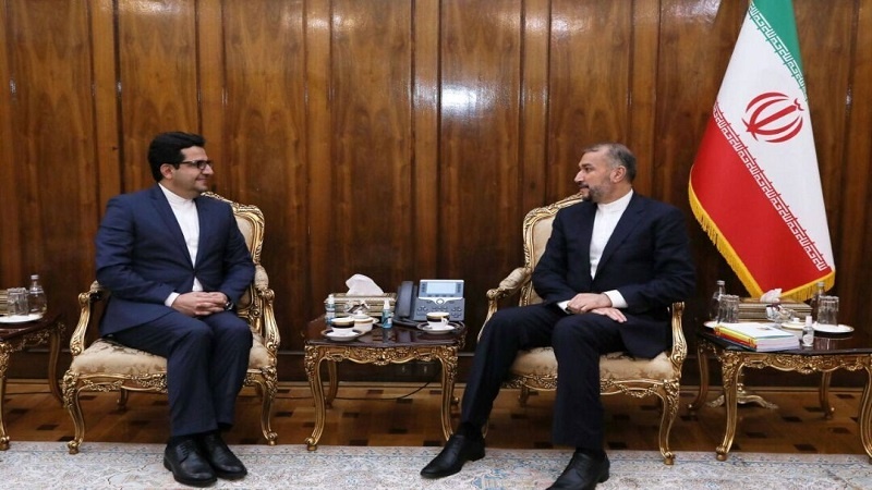 Iranpress: وزير الخارجية يؤكد على توسيع العلاقات مع باكو