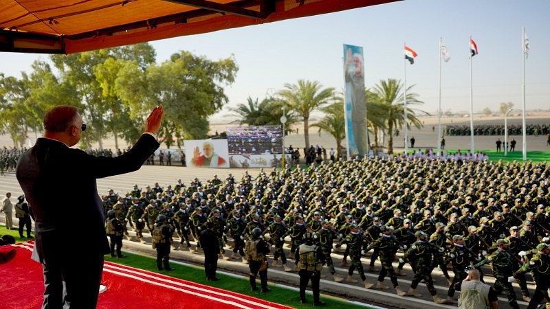 Iranpress: الحشد الشعبي ينظم استعراضًا عسكريًا بحضور الكاظمي