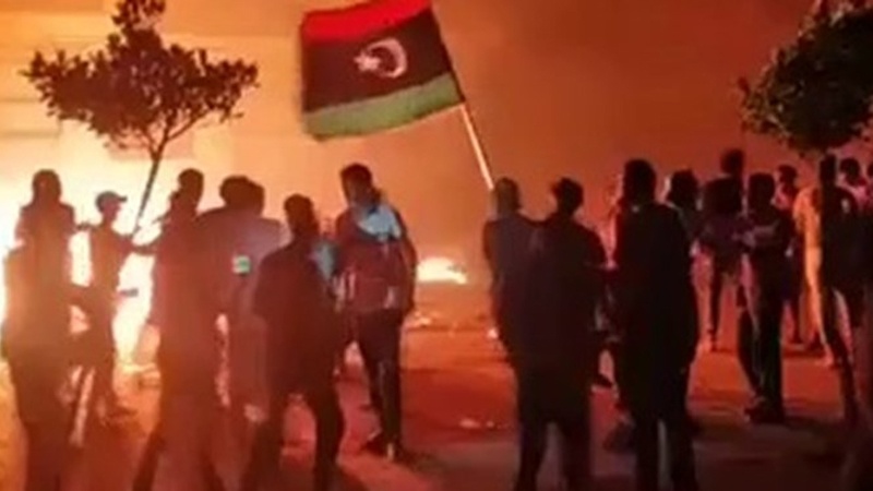Iranpress: محتجون يقتحمون مقر مجلس النواب الليبي بطبرق مطالبين بحله
