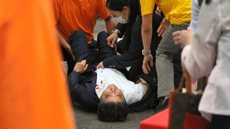 Iranpress: مقتل رئيس الوزراء الياباني السابق بعد تعرضه لإطلاق النار
