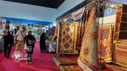 إقامة معرض الحرف اليدوية في مدينة مشهد الإيرانية