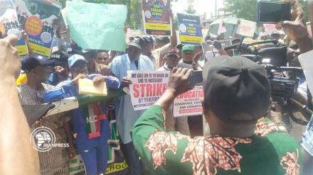 موظفو الخدمة المدنية يتظاهرون في نيجيريا  
