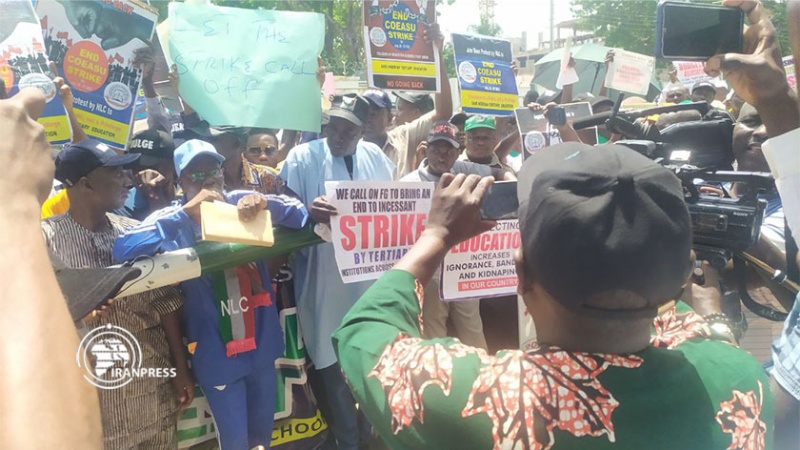 Iranpress: موظفو الخدمة المدنية يتظاهرون في نيجيريا  