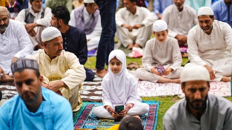 Iranpress: المسلمون في باكستان يؤدون صلاة عيد الأضحى المبارك