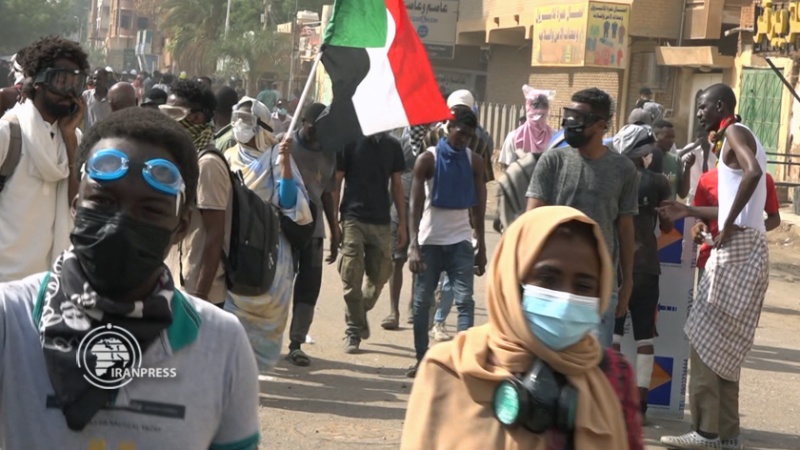 Iranpress: المتظاهرون السودانيون: لا شرعية لحكم العسكر