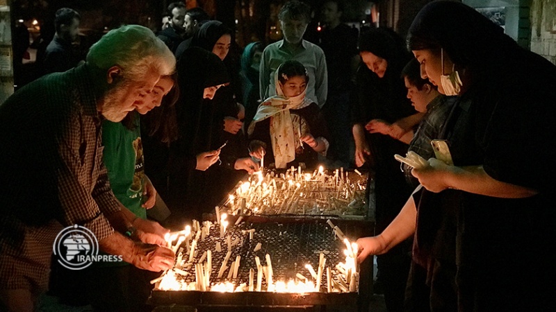 Iranpress: إضاءة الشموع في ليلة عاشوراء في مساجد تبريز