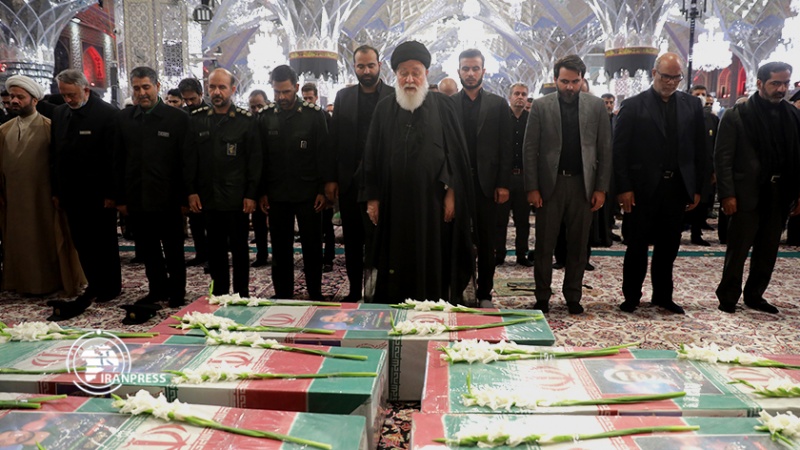 Iranpress: إقامة مراسم تشييع جثمان المدافعين عن العتبة الزينبية المقدسة في مشهد