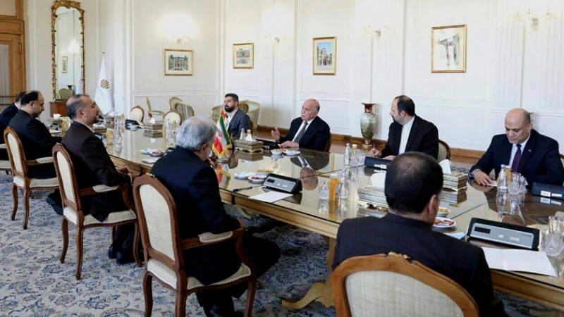 Iranpress: إيران تؤكد على حل قضايا العراق الداخلية في إطار القانون