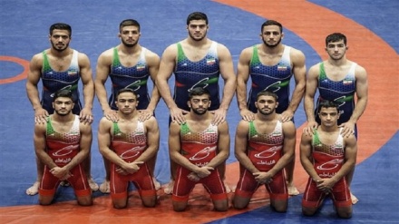 فريق المصارعة الحرة الإيراني للشباب يفوز بلقب بطل العالم