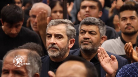 شاهد بالصور والفيديو.. الوفد الإيراني المفاوض يشارك في مراسم احياء ليلة تاسوعاء