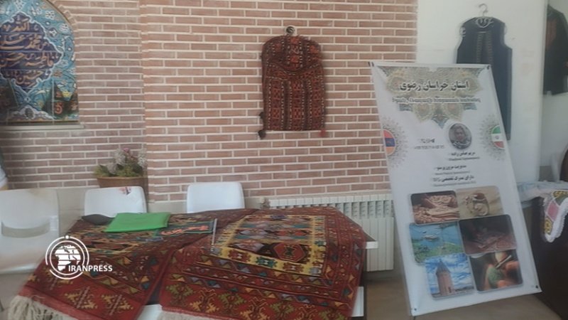 Iranpress: معرض الثقافة والحرف اليدوية في المسجد الأزرق بـ يريفان