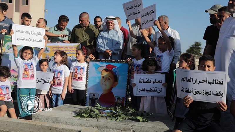 Iranpress: وقفة احتجاجية للأطفال الفلسطينيين تنديدا بجرائم الاحتلال في غزة