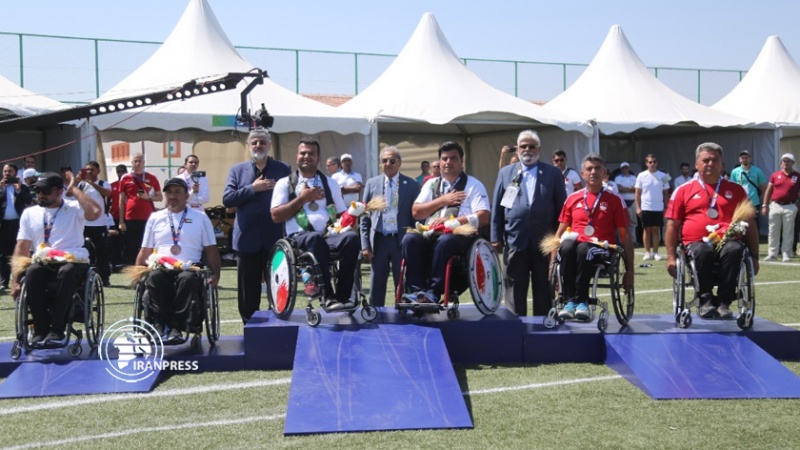 Iranpress: الفريق الإيراني للرماية بالسهام للرجال يفوز بالميدالية الذهبية 