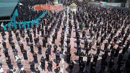 أداء صلاة الظهر في يوم عاشوراء في كل أنحاء إيران الإسلامية