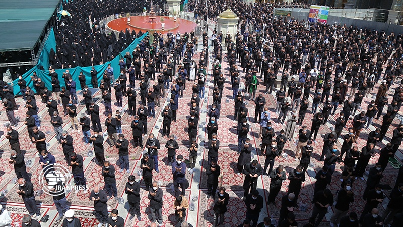 Iranpress: أداء صلاة الظهر في يوم عاشوراء في كل أنحاء إيران الإسلامية