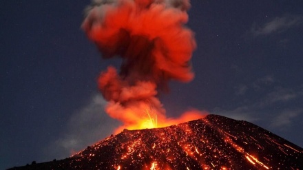 نمای نزدیک کوادکوپتر از آتشفشانی در حال فوران