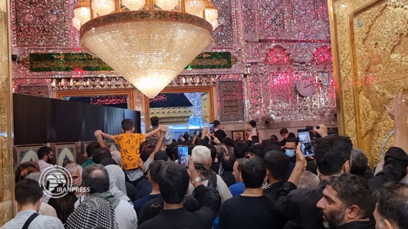 Iranpress: حشود غفيرة للزوار الإيرانيين في النجف الأشرف