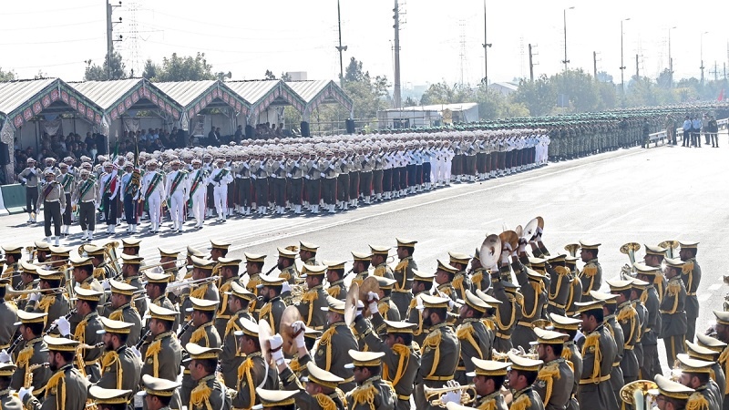 استعراض عسكري للقوات المسلحة الإيرانية