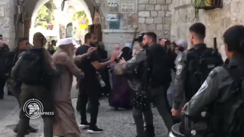 Iranpress: قوات الاحتلال تعتدي على مسن فلسطيني حين محاولته دخول المسجد الأقصى
