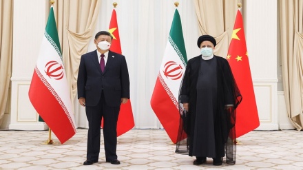 الرئيس الإيراني یلتقى نظيره الصيني في أوزبكستان
