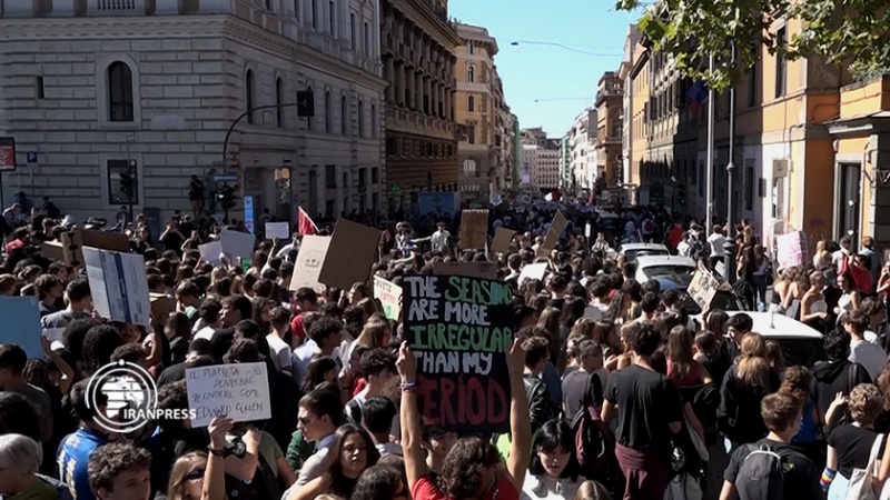 Iranpress: مظاهرات الشباب الإيطاليين ضد عدم الاهتمام بالتغيرات المناخية