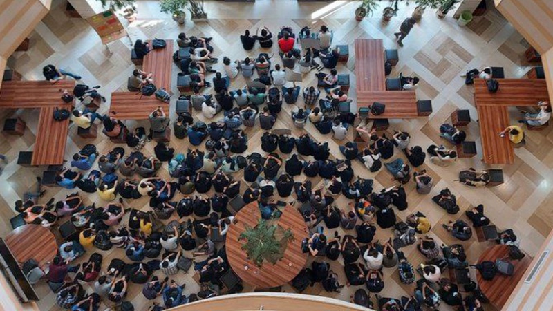 Iranpress: تظاهرات مجموعات طلابية في الجامعات الإيرانية