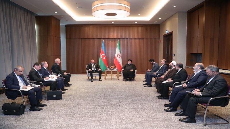 Iranpress: رئيسي: نرفض أي تغيير للحدود وأوضاع النقل العابر بين إيران وأرمينيا