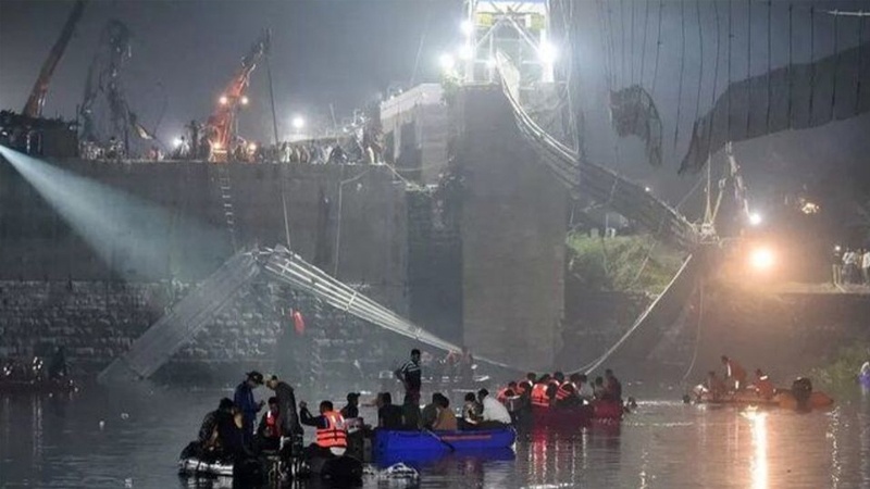 Iranpress: ارتفاع عدد ضحايا انهيار جسر في الهند إلى أكثر من 140 قتيلاً