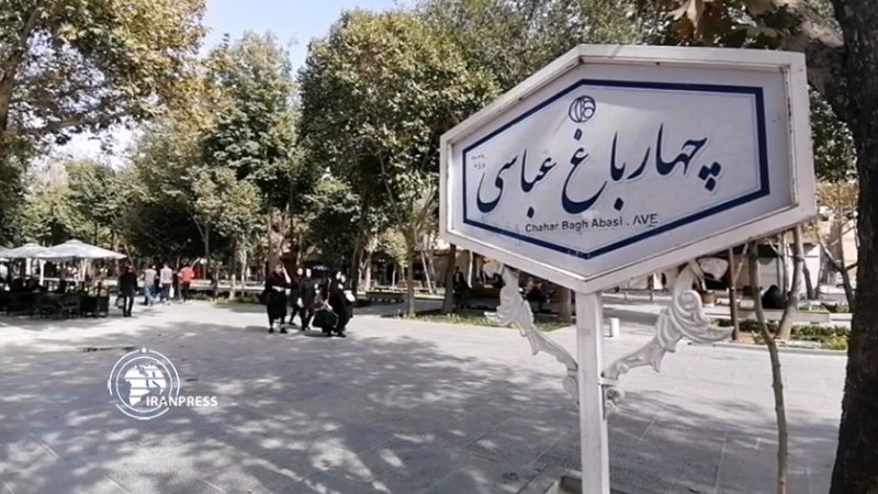 Iranpress: هدوء سحري يسود شارع إصفهان التاريخي في الخريف 