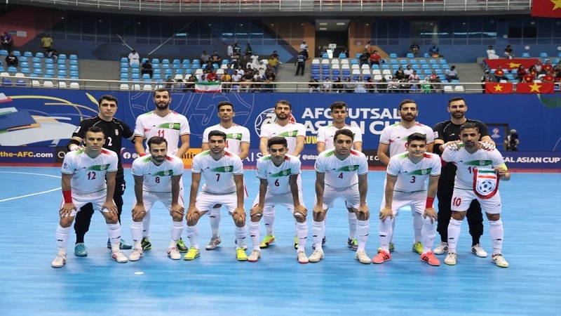 Iranpress: تأهل المنتخب الإيراني لكرة الصالات إلى نصف نهائي كأس آسيا
