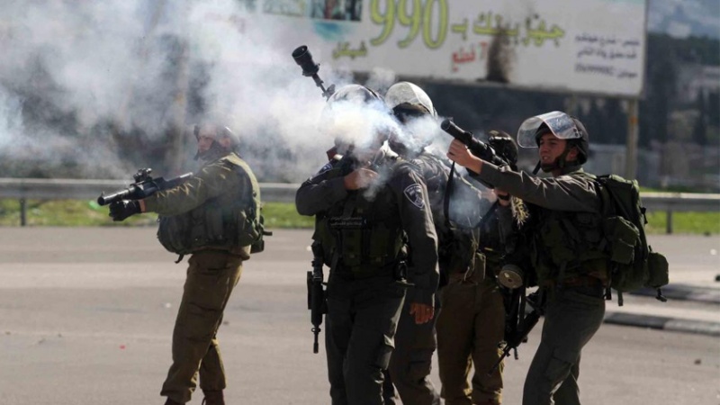 Iranpress: عشرات الجرحى خلال قمع الاحتلال المسيرات الأسبوعية في الضفة الغربية 