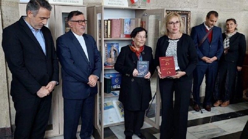 Iranpress: فتح فترينة الكتب الإيرانية في مكتبة بلغاريا الوطنية