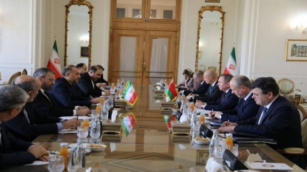 وزير الخارجية البيلاروسي يلتقي نظيره الإيراني