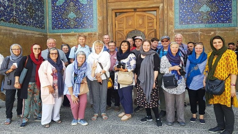 Iranpress: حوالي 35 ألفًا من السياح الأجانب زاروا أصفهان 