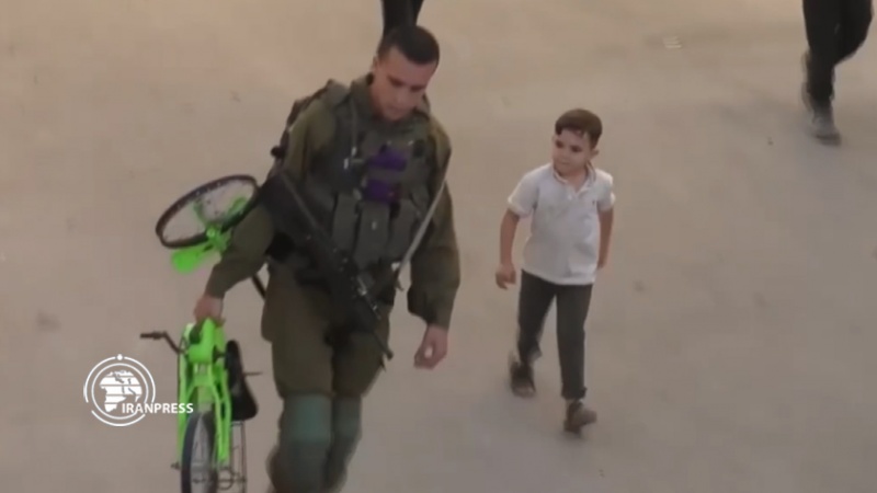 Iranpress: الجنود الصهاينة يخافون حتى من لعب الأطفال الفلسطينيين + فيديو