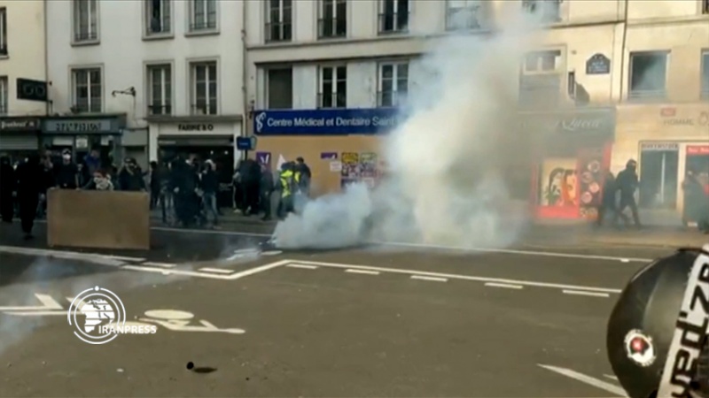 Iranpress: اشتباكات بين الشرطة الفرنسية ومتظاهرين ضد الغلاء