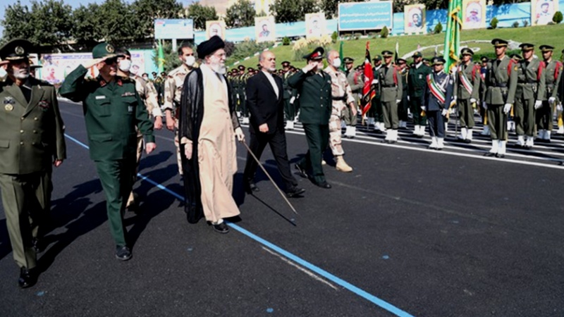 Iranpress: مراسم تخرج دفعة جديدة من ضباط جامعات القوات المسلحة