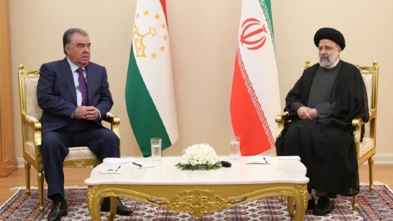 Iranpress: رئيسي يؤكد على ضرورة استمرار اللقاءات بين مسؤولي إيران وطاجيكستان