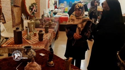 معرض للحرف اليدوية الإيرانية في المسجد الأزرق في يريفان