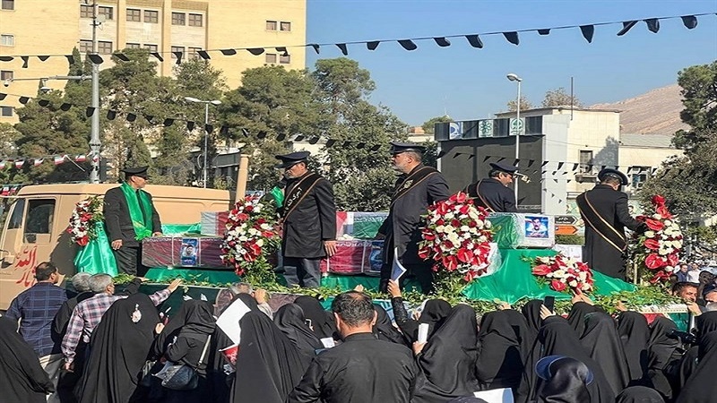 Iranpress: انطلاق موكب تشييع جثامين شهداء شيراز