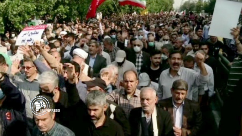 Iranpress: شاهد بالفيديو..مسيرات في أرجاء إيران تنديداً بالجريمة الإرهابية في شيراز