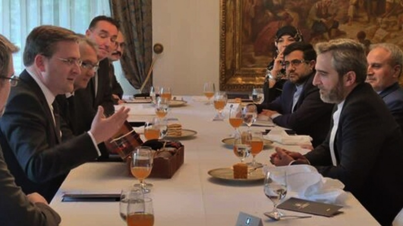 Iranpress: التأكيد على ضرورة توسيع العلاقات الاقتصادية مع صربيا 