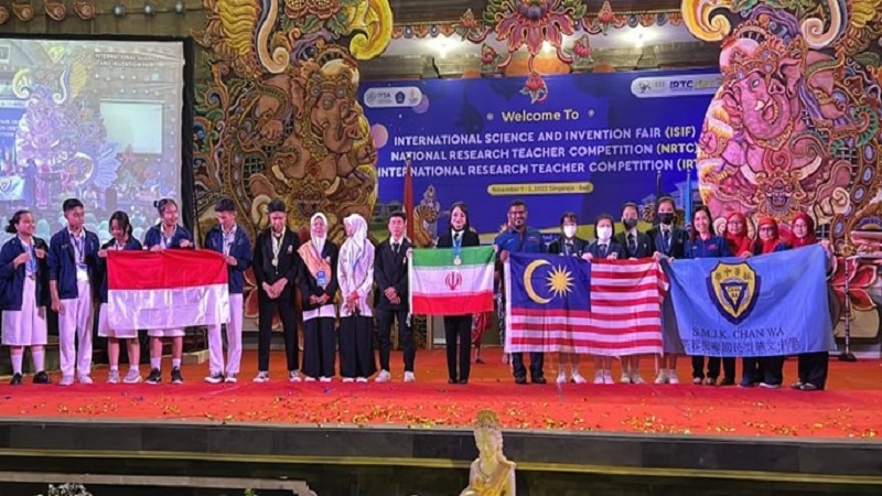 Iranpress: تفوّق طلاب إيرانيين في مسابقة معرض إندونيسيا الدولي للعلوم والاختراعات 