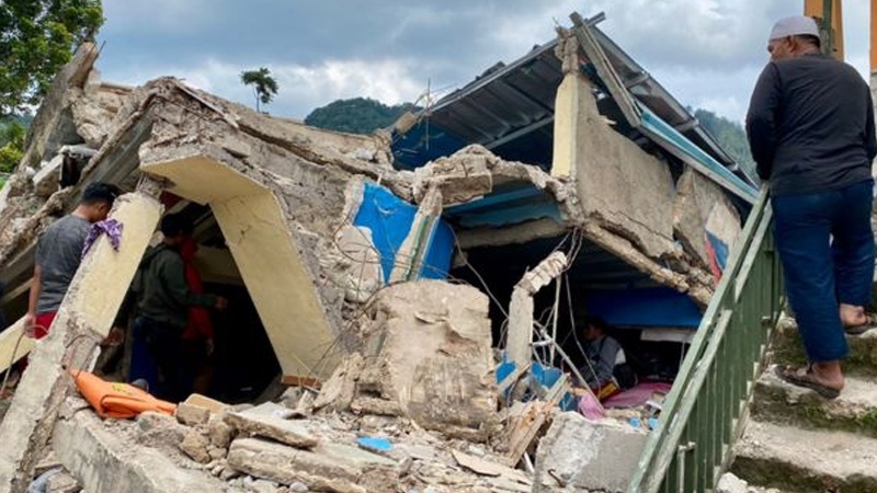 Iranpress: ارتفاع عدد ضحايا زلزال إندونيسيا إلى 321 قتيلا