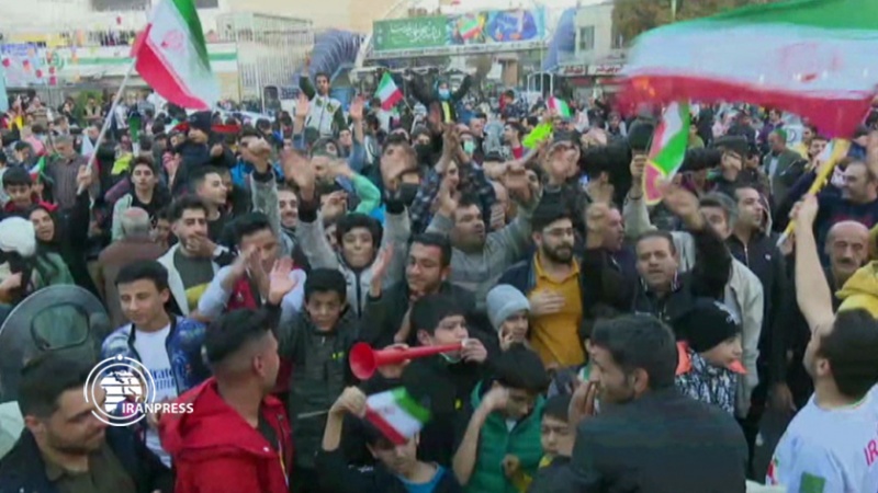 Iranpress: بالفيديو.. الفرحة تعم شوارع طهران بعد فوز المنتخب الإيراني لكرة القدم على ويلز