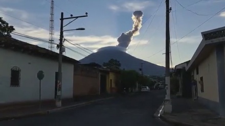 ثوران بركان ‘تشاباراستيك’ في السلفادور