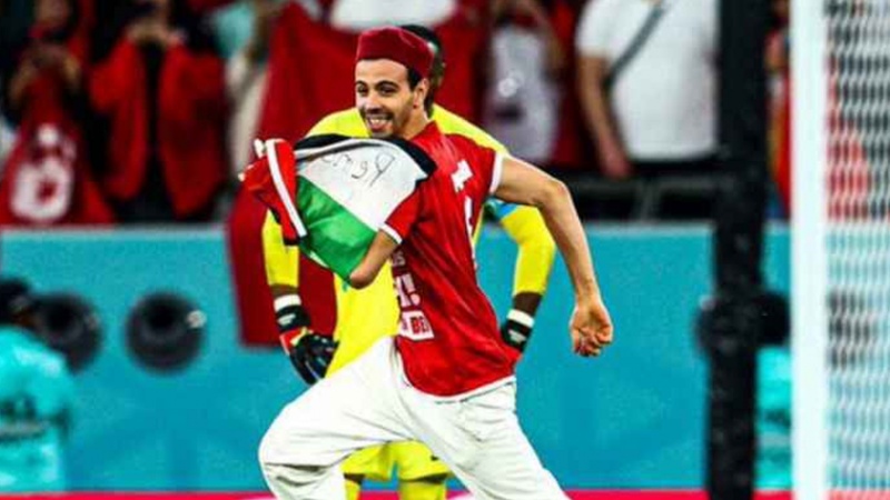 Iranpress: مشجّع يقتحم ملعب مباراة فرنسا وتونس حاملاً علم فلسطين