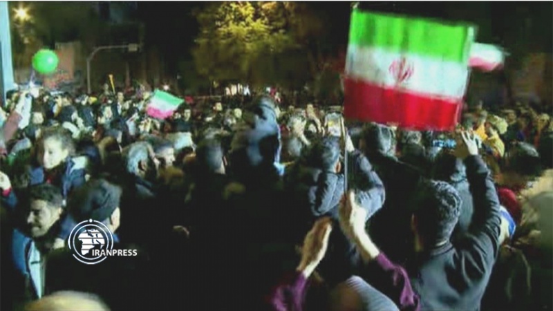 Iranpress: احتفالات شعبية في المدن الإيرانية ابتهاجاً بفوز المنتخب الإيراني ضد ويلز