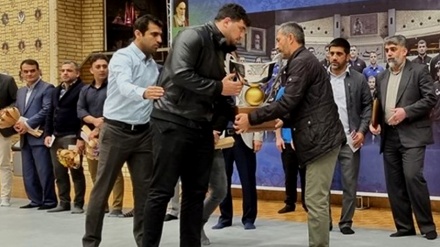  تجلیل از تیم ملی کشتی فرنگی و اهدای کاپ قهرمانی به پدر شهید علی وردی